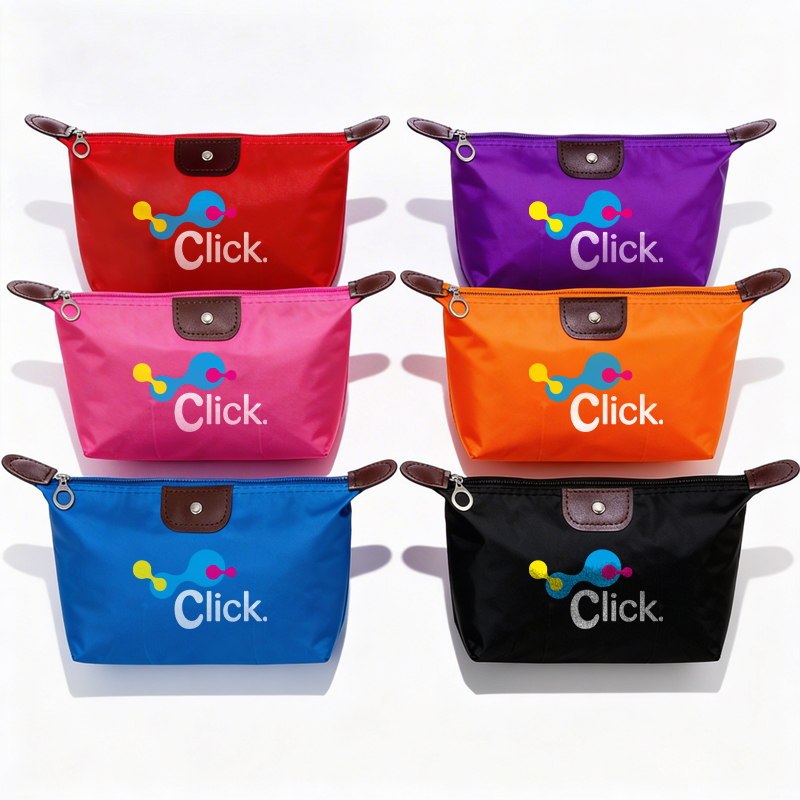 Necessaire impermeável com detalhes em couro sintético e parte interna com revestimento emborrachado, possui um “botão” no detalhe do couro frontal. 11x18,3 cm